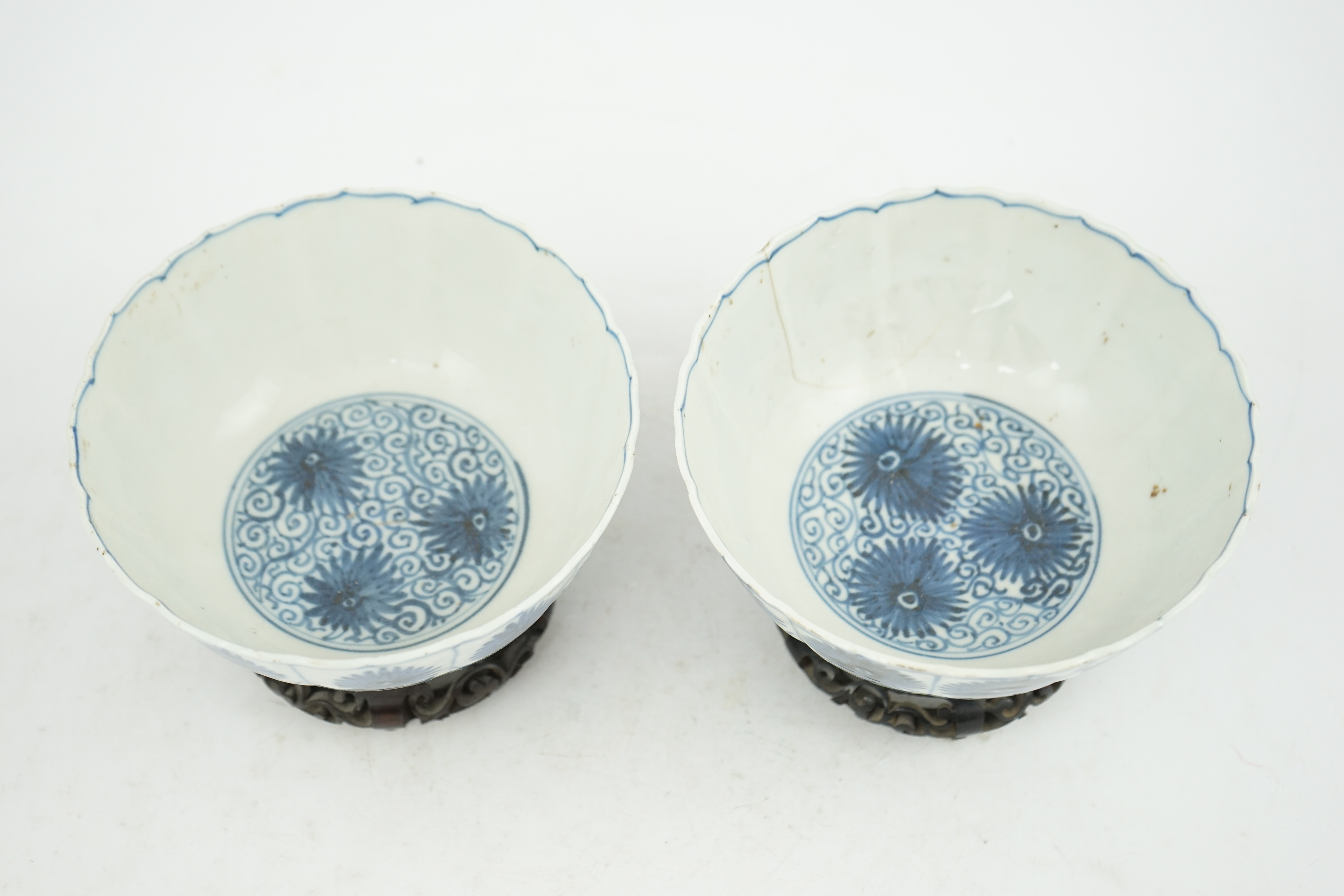 A pair of Chinese blue and white ‘Astor’ bowls, Kangxi period